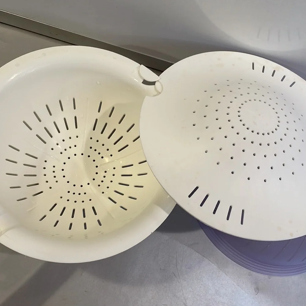 Tupperware colanders (2)